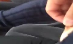 女司机的技术也OK呀开着车被玩奶头，这般浪lang叫 *** 下面要出 *** 啦，真骚啊边开车边被情人玩弄！