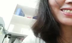 骚气熟/女前台上班中跳蛋自[zi]慰诱惑，撩起衣服露 *** 开裆裤桌子下跳蛋塞入，快速扣弄非常 *** 
