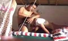 趁着室友外出和翘课的小女友在宿舍的双层床啪pa啪没有戴套内/射妹mei子很不高兴