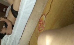 36岁娘们、欠债肉偿：穿不了，这太瘦了，你别拍我，不许拍我脸   男：我自己看他妈的 *** ，要不晚上我自己撸？