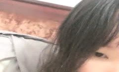 挺嫩苗条妹mei子 *** 自摸，近距离特写掰穴手指扣弄用棒子抽[chou]插谈插入感受，很是诱惑喜欢不要错过