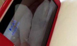 艺校高gao颜值漂亮美.女和男友酒jiu店开房,边看色se情片边操操,一时兴起模仿影片姿势把美.女逼毛刮干净后再狠狠爆插,国语!