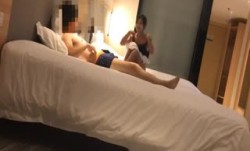 酒jiu店约操电信公司上班的美.女营业员,下班后直接来酒jiu店啪pa啪,上班时一本正经床上淫ying荡不堪,肏的 *** 不断!