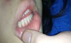 91新片！【真实MJ】把高中小嫩neng妹mei搞晕，躺在床上鼾声如雷，玩弄青春胴体和 *** 鲍鱼，尿道口 *** 口看得清清楚楚，超清1080P，附现场图10P