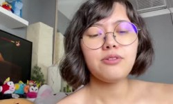 《顶级网红精品露脸》神似某明星的极品反差母狗23岁留学生可爱眼镜妹mei自摸啪pa啪口.爆 *** (24)