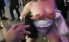 灯红酒绿的商业街下惊现一女孩露出揉奶，展现美丽的肌肤 *** ，还伸手去逼里，围观群众小孩大人都有，女孩吃错药