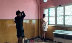 《精品㊙️泄密》圈内高端人体艺术摄影师Rock｜废弃学校人体摄影真实花絮，出镜小A，年轻漂亮女神级别，三点全露，无水4K原画