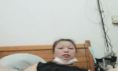 霸占你爹做你妈，露脸老 *** 玩的很嗨啊，跳蛋玩弄逼逼和菊花浪lang叫 *** ，表情好骚上厕所给 *** 看，淫语互动