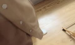 大热天打扮新人妹mei子，约个小哥哥带到酒jiu店里面露脸 *** ，手持镜头啪pa啪射在外阴上