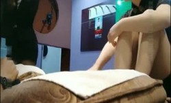 龙哥 *** 会所叫位新来的美.女 *** 服务时不让碰,把公关经理叫来加钱想干她,不同意带到3楼找位更漂亮的美.女服务!