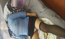 给老婆灌醉穿民国黑丝衣服玩弄，叉开大腿抠一下粉红色的鲍鱼，真实卧室内躺倒床上肆意发挥，附图66P