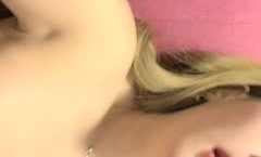 颜值不错黄发妹mei子91新片！【法拉女神】单人沙发上自[zi]慰，舔tian弄振动棒手指抽[chou]插 *** 娇喘，很是诱惑喜欢不要错过