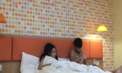 颜值情侣，真实做[zuo]爱。男友：你的手老实点，你这 *** 挺美啊，多少钱。女：你讨厌，不要啦。舔tian逼，抱着艹，哼哼唧唧娇喘真动听！
