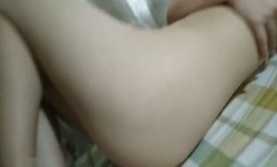 某高校女神级美.女大学生在宿舍床上掰穴自.拍 貌似还是个处 逼逼里真 *** 