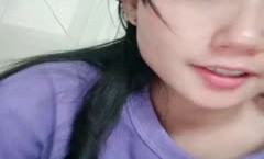 良家小xiao少.妇露脸直播赚外快，初次下海被 ***  *** ，跑到浴室偷偷的脱.光了听 *** 指挥揉奶玩逼， *** 不断表情骚