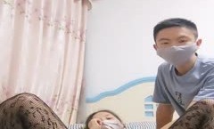 良家人/妻深夜跟小哥激ji情啪pa啪给 *** 看，穿上新买的情趣装，给小哥 ***  *** 道具玩逼，被小哥后入玩 *** 露脸了