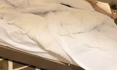 91新片！【人间水密桃】颜值不错妖艳妹mei子和闺蜜一起玩，口口上位骑乘大力猛操 *** ，很是诱惑喜欢不要错过