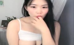 小可爱平台(原卡哇伊)童颜巨.乳美.女主播女D1028收费大秀 *** 真大自[zi]慰揉穴很是诱人