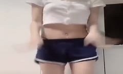 《疯狂抖音》美新娘5 美.女喝高了洒酒疯耍的点大当街脱.光光摆pose还跟jc动手(12)