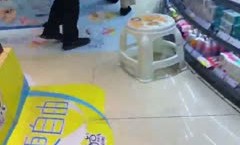 91新片！【海角❤️乱luan伦大神】乱luan伦爱好者✨ 危险游戏妈妈戴着跳蛋逛街 出门被扫地阿姨发现了 强烈快.感忍不住蹲下 回到家湿透了