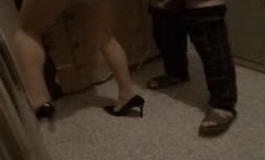 骚.货娘们夜晚寂寞难耐，勾搭邻居到顶楼打炮.，上来就吃鸡脱裤子做[zuo]爱姿势淫ying荡这么 *** 也不怕有人偷看！