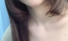 骨感小美.女，一个人在家无聊，录了个小视频诱惑我，身shen材是真不错皮肤也蛮好！